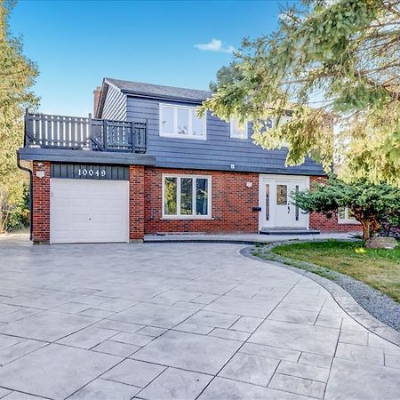Stunning 7 Bedroom Rougeview Home With 2 Kitchens, 5 Bathrooms, Amazing Backyard & 8-Car Parking トロント エクステリア 写真