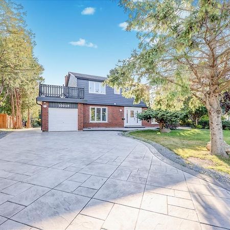 Stunning 7 Bedroom Rougeview Home With 2 Kitchens, 5 Bathrooms, Amazing Backyard & 8-Car Parking トロント エクステリア 写真