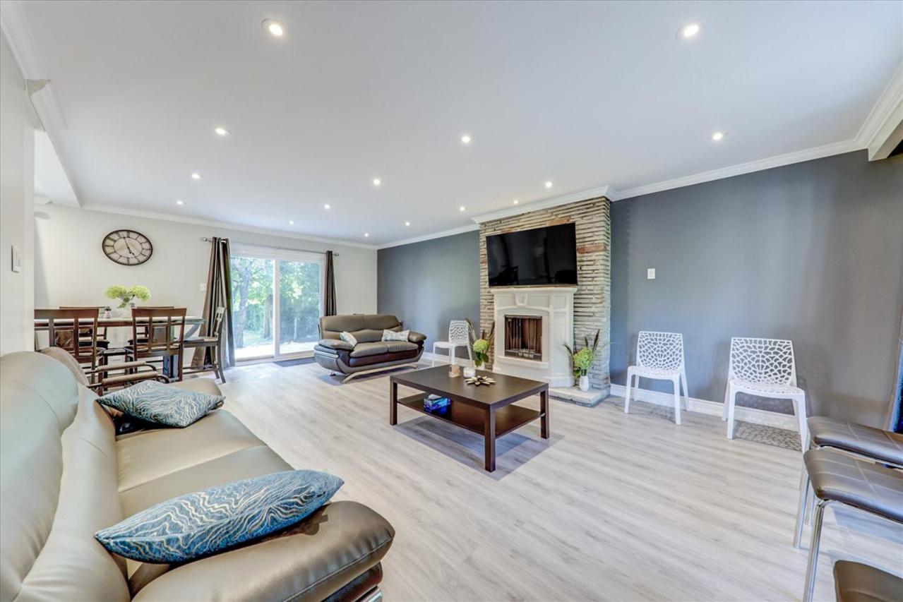 Stunning 7 Bedroom Rougeview Home With 2 Kitchens, 5 Bathrooms, Amazing Backyard & 8-Car Parking トロント エクステリア 写真