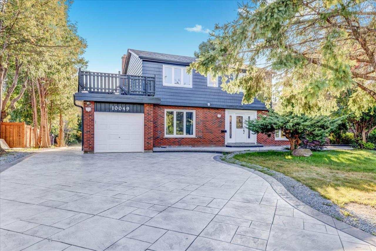 Stunning 7 Bedroom Rougeview Home With 2 Kitchens, 5 Bathrooms, Amazing Backyard & 8-Car Parking トロント エクステリア 写真