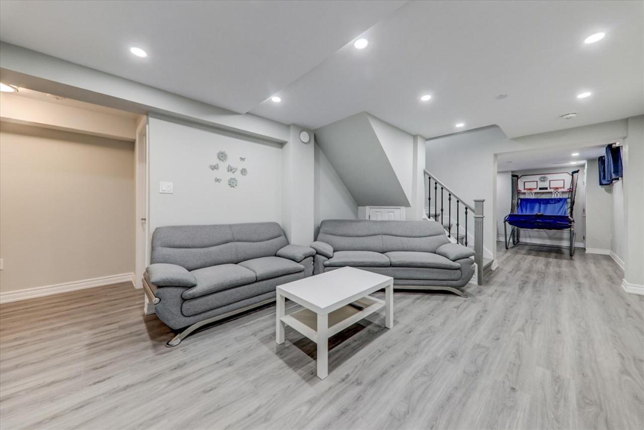 Stunning 7 Bedroom Rougeview Home With 2 Kitchens, 5 Bathrooms, Amazing Backyard & 8-Car Parking トロント エクステリア 写真