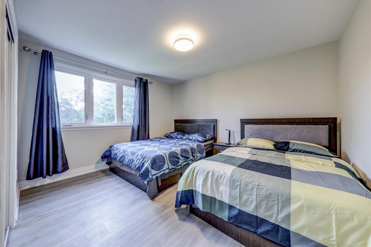 Stunning 7 Bedroom Rougeview Home With 2 Kitchens, 5 Bathrooms, Amazing Backyard & 8-Car Parking トロント エクステリア 写真