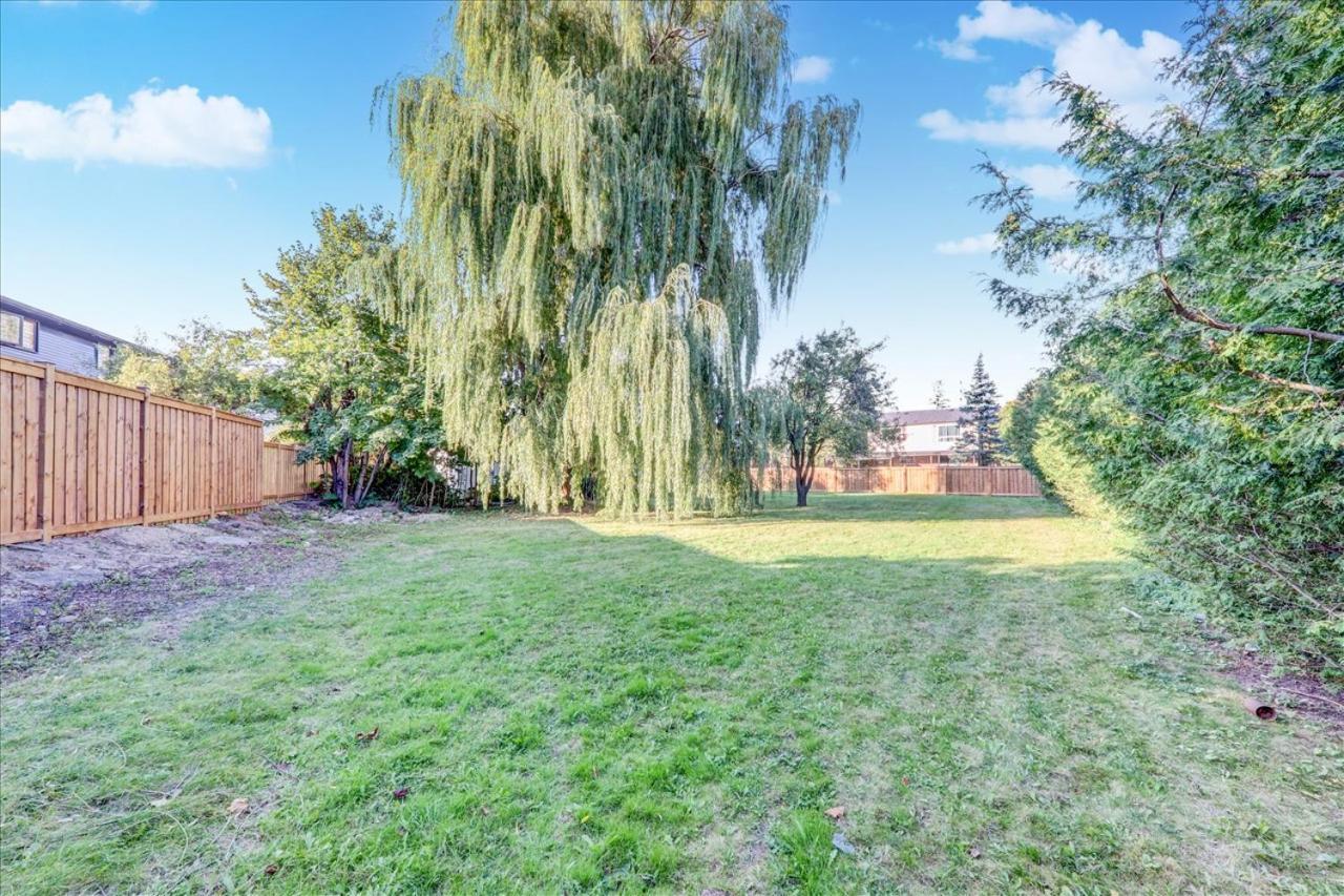 Stunning 7 Bedroom Rougeview Home With 2 Kitchens, 5 Bathrooms, Amazing Backyard & 8-Car Parking トロント エクステリア 写真