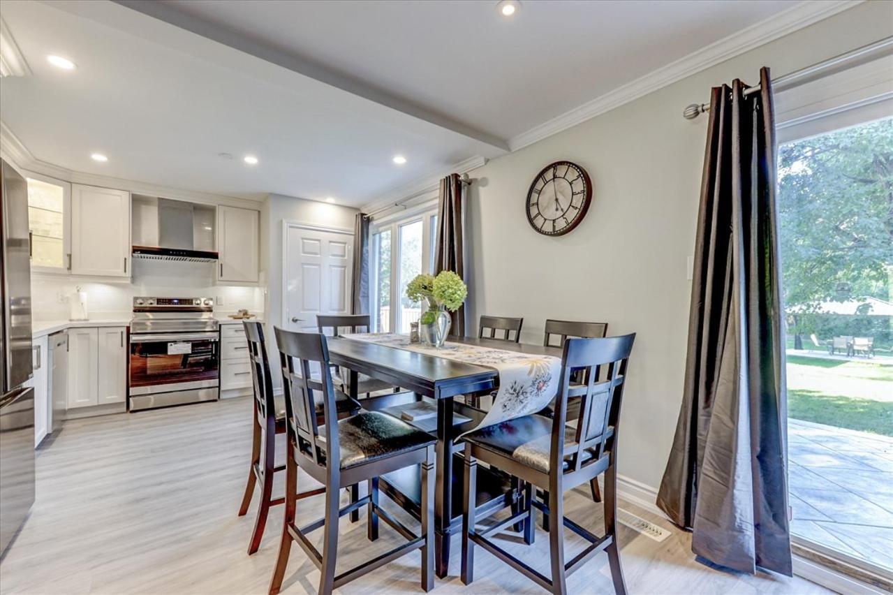 Stunning 7 Bedroom Rougeview Home With 2 Kitchens, 5 Bathrooms, Amazing Backyard & 8-Car Parking トロント エクステリア 写真