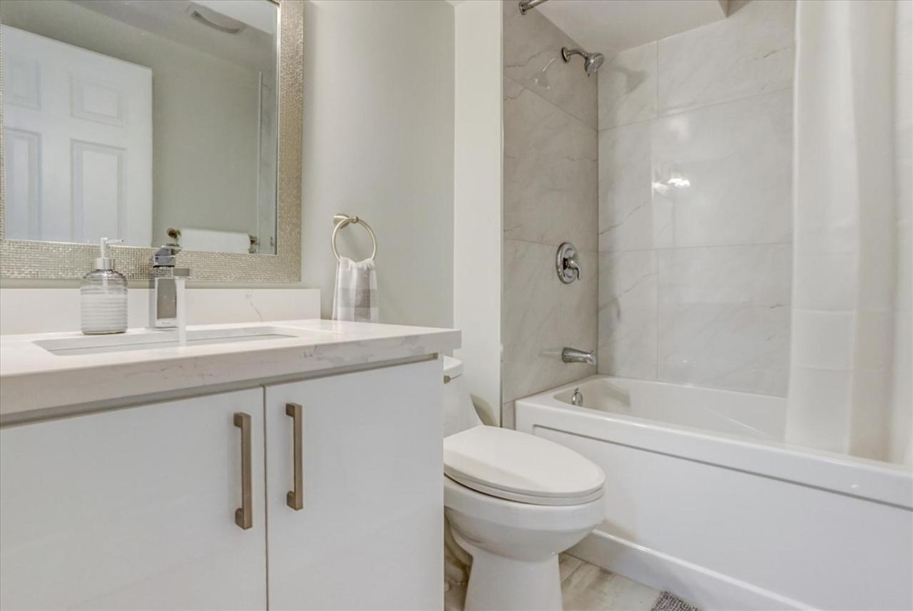 Stunning 7 Bedroom Rougeview Home With 2 Kitchens, 5 Bathrooms, Amazing Backyard & 8-Car Parking トロント エクステリア 写真