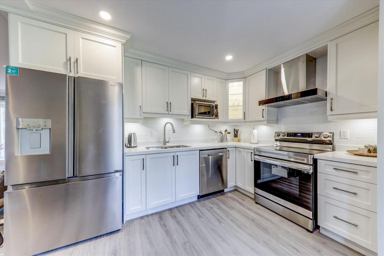 Stunning 7 Bedroom Rougeview Home With 2 Kitchens, 5 Bathrooms, Amazing Backyard & 8-Car Parking トロント エクステリア 写真