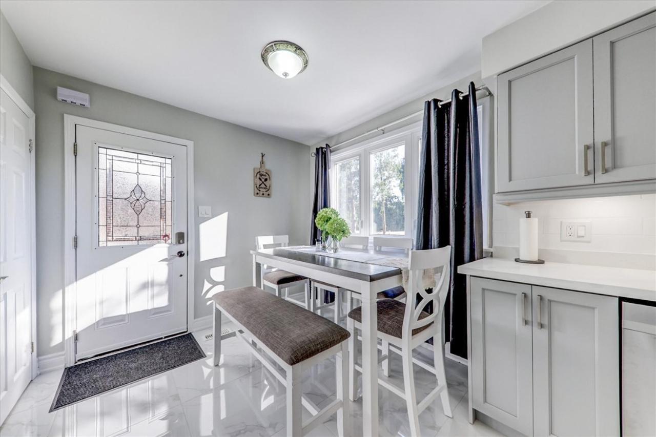 Stunning 7 Bedroom Rougeview Home With 2 Kitchens, 5 Bathrooms, Amazing Backyard & 8-Car Parking トロント エクステリア 写真