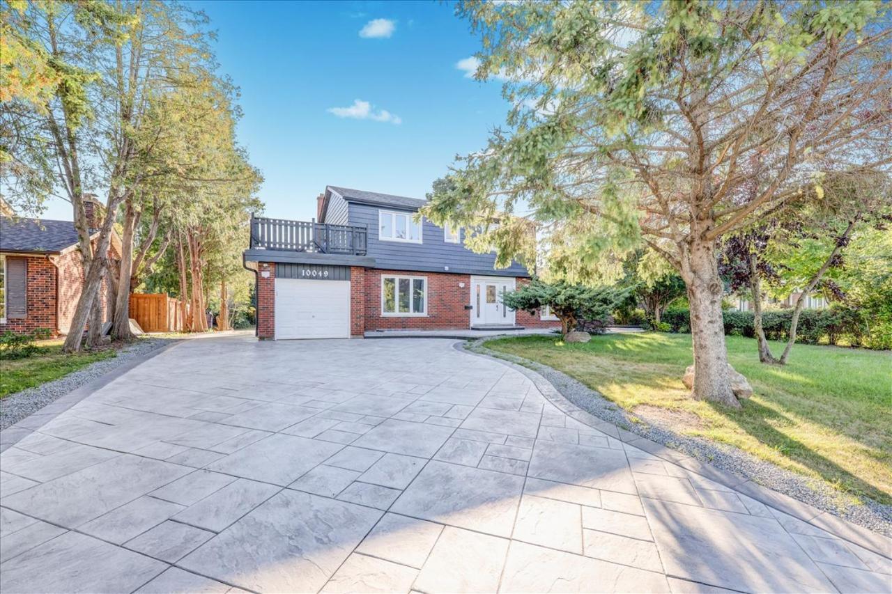 Stunning 7 Bedroom Rougeview Home With 2 Kitchens, 5 Bathrooms, Amazing Backyard & 8-Car Parking トロント エクステリア 写真