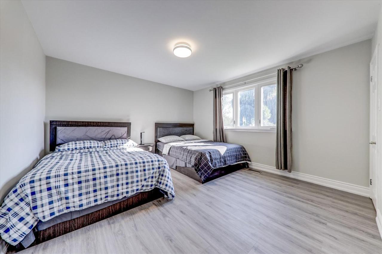 Stunning 7 Bedroom Rougeview Home With 2 Kitchens, 5 Bathrooms, Amazing Backyard & 8-Car Parking トロント エクステリア 写真