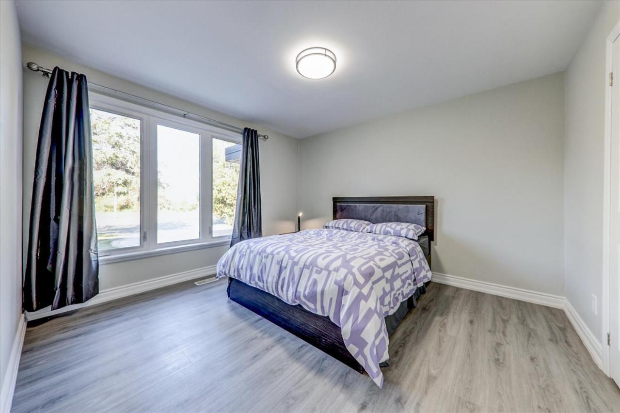 Stunning 7 Bedroom Rougeview Home With 2 Kitchens, 5 Bathrooms, Amazing Backyard & 8-Car Parking トロント エクステリア 写真