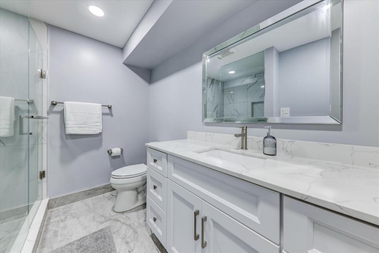 Stunning 7 Bedroom Rougeview Home With 2 Kitchens, 5 Bathrooms, Amazing Backyard & 8-Car Parking トロント エクステリア 写真