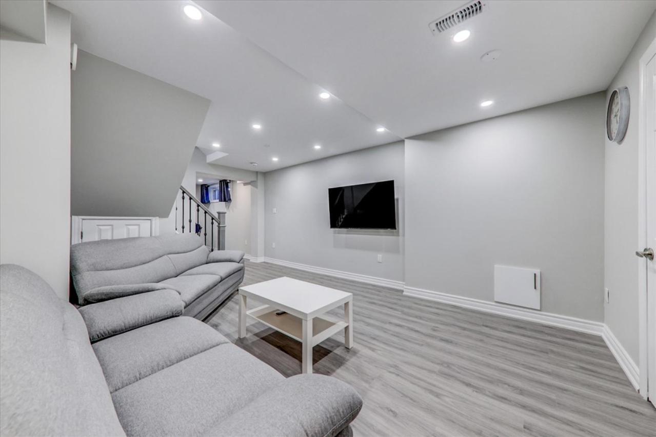 Stunning 7 Bedroom Rougeview Home With 2 Kitchens, 5 Bathrooms, Amazing Backyard & 8-Car Parking トロント エクステリア 写真
