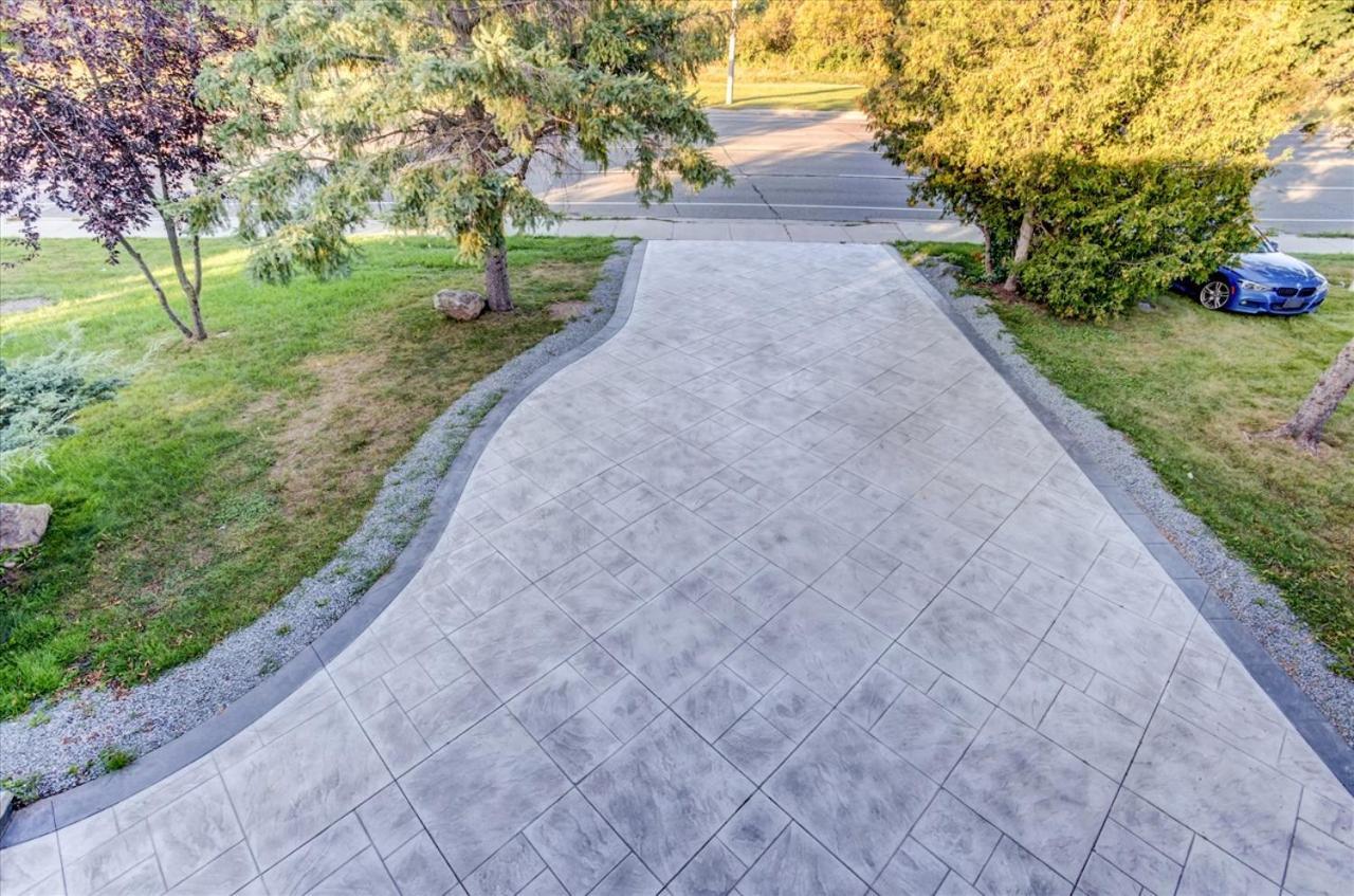Stunning 7 Bedroom Rougeview Home With 2 Kitchens, 5 Bathrooms, Amazing Backyard & 8-Car Parking トロント エクステリア 写真