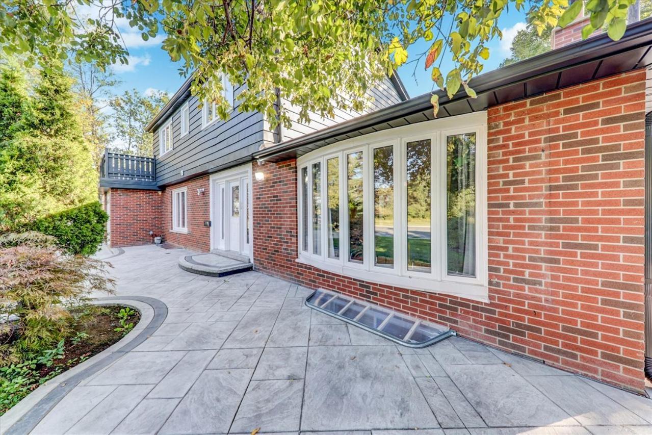 Stunning 7 Bedroom Rougeview Home With 2 Kitchens, 5 Bathrooms, Amazing Backyard & 8-Car Parking トロント エクステリア 写真