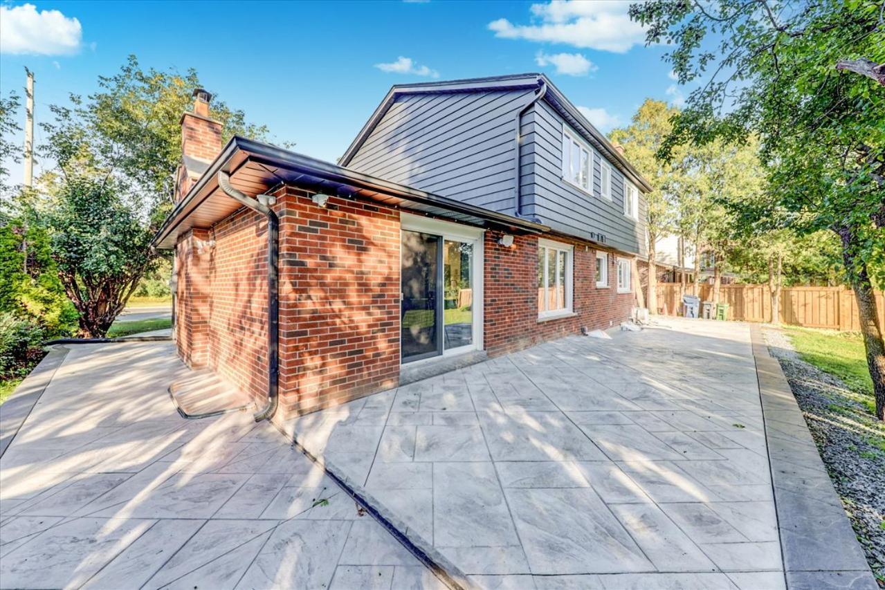 Stunning 7 Bedroom Rougeview Home With 2 Kitchens, 5 Bathrooms, Amazing Backyard & 8-Car Parking トロント エクステリア 写真