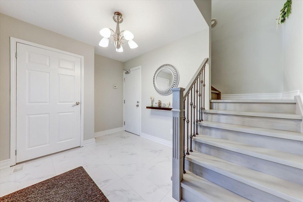 Stunning 7 Bedroom Rougeview Home With 2 Kitchens, 5 Bathrooms, Amazing Backyard & 8-Car Parking トロント エクステリア 写真