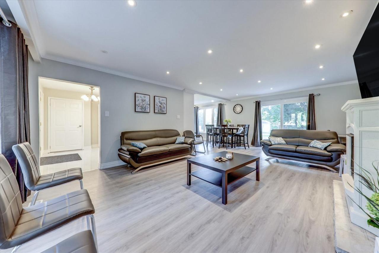 Stunning 7 Bedroom Rougeview Home With 2 Kitchens, 5 Bathrooms, Amazing Backyard & 8-Car Parking トロント エクステリア 写真
