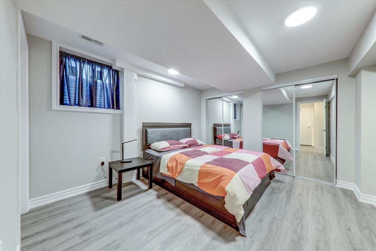 Stunning 7 Bedroom Rougeview Home With 2 Kitchens, 5 Bathrooms, Amazing Backyard & 8-Car Parking トロント エクステリア 写真
