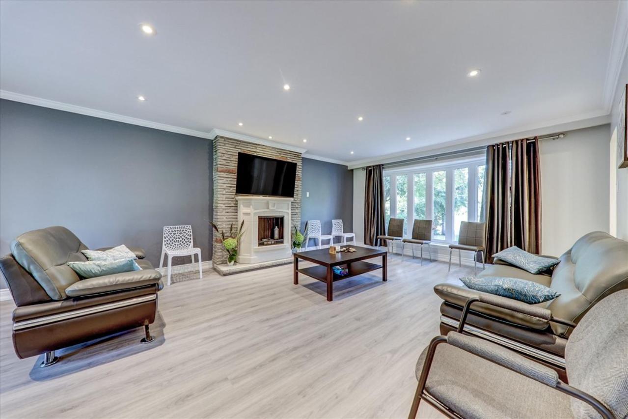 Stunning 7 Bedroom Rougeview Home With 2 Kitchens, 5 Bathrooms, Amazing Backyard & 8-Car Parking トロント エクステリア 写真