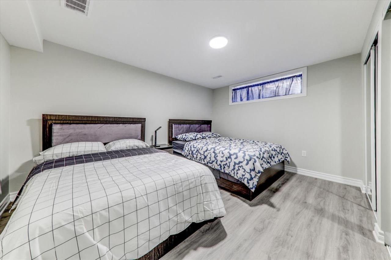 Stunning 7 Bedroom Rougeview Home With 2 Kitchens, 5 Bathrooms, Amazing Backyard & 8-Car Parking トロント エクステリア 写真
