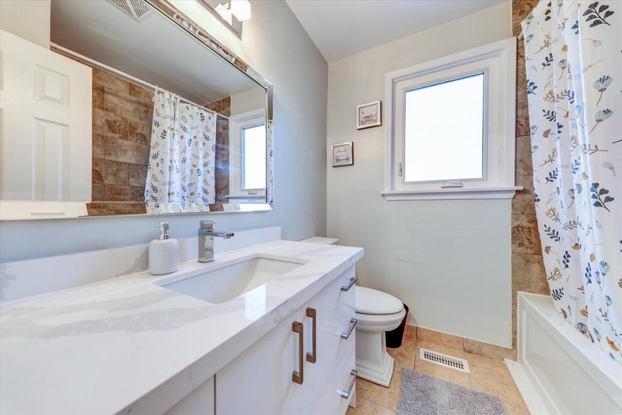 Stunning 7 Bedroom Rougeview Home With 2 Kitchens, 5 Bathrooms, Amazing Backyard & 8-Car Parking トロント エクステリア 写真